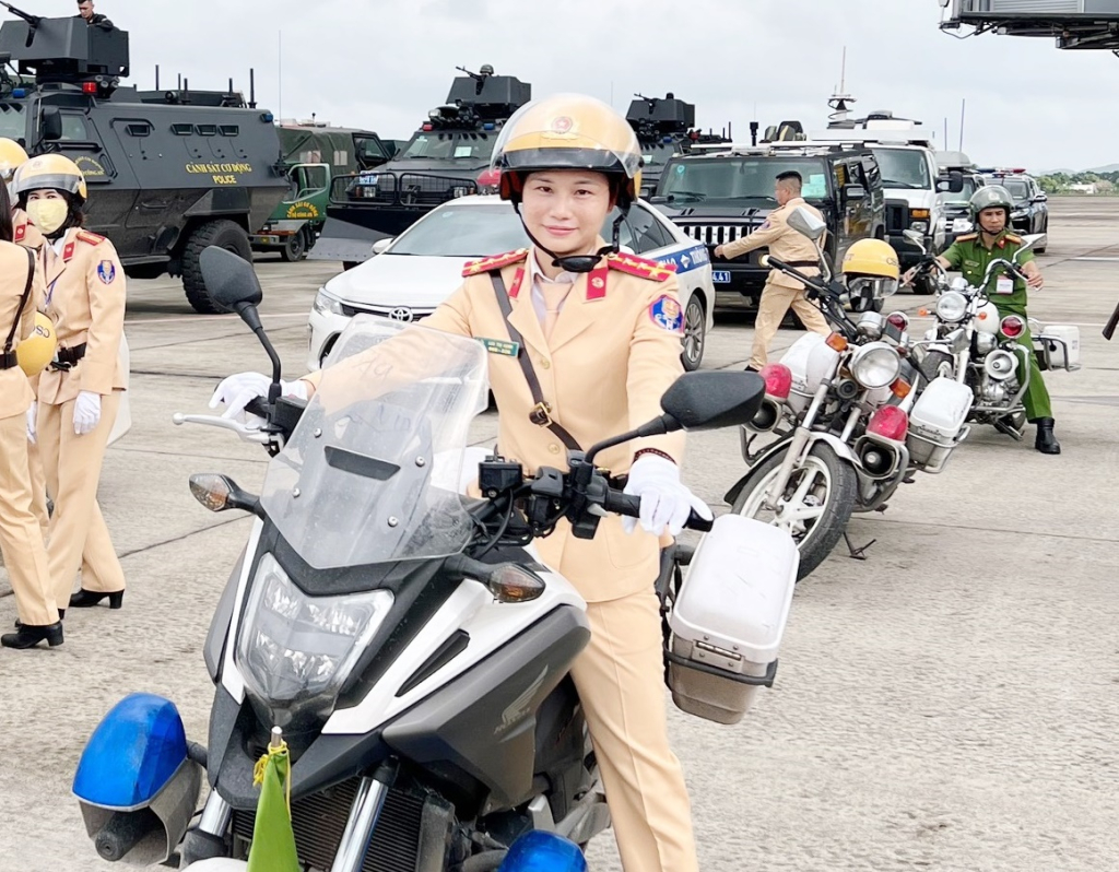 Đại úy Lưu Thị Hạnh, Phòng CSGT số 2 (Công an tỉnh), tham gia diễn tập phòng, chống khủng bố 