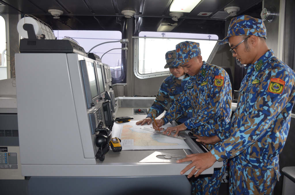 Thuyền trưởng, Đại úy Nguyễn Bá Hải cùng chỉ huy đơn vị triển khai phương án tác chiến bảo vệ vùng biển, đảo được phân công dịp trước, trong và sau Tết Nguyên đán 2023.