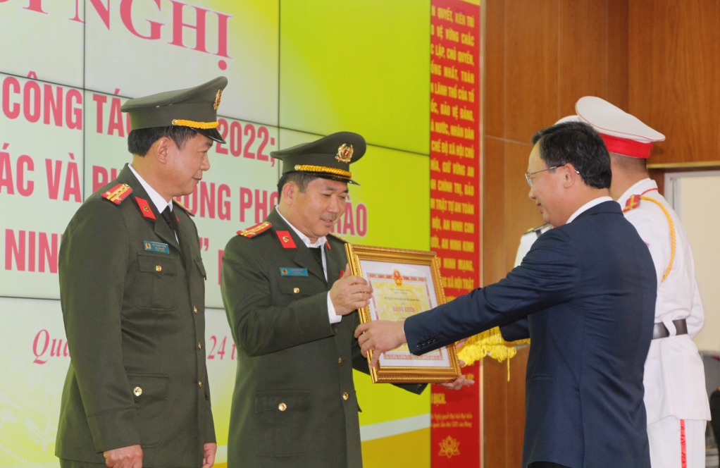 Đồng chí Cao Tường Huy, Quyền Chủ tịch UBND tỉnh trao Bằng khen của UBND tỉnh cho các cá nhân có thành tích xuất sắc.