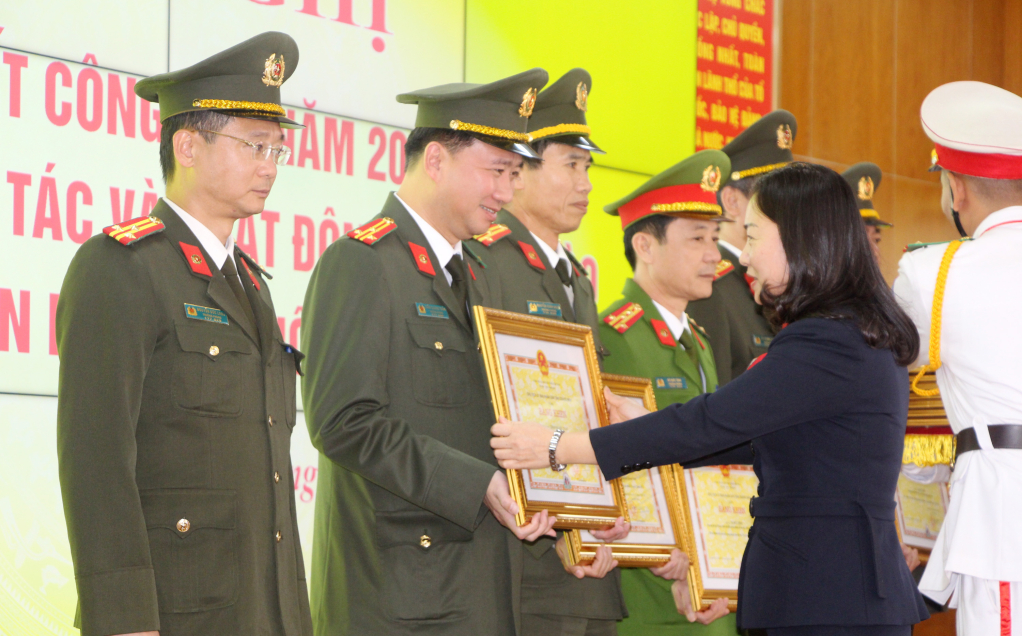 Đồng chí Vi Ngọc Bích, Phó Chủ tịch Thường trực HĐND tỉnh trao Bằng khen của UBND tỉnh cho các cá nhân có thành tích xuất sắc.