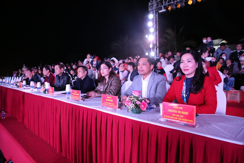 Đồng chí Nguyễn Thị Hạnh, Phó Chủ tịch UBND tỉnh cùng các đại biểu tới dự lễ hội.