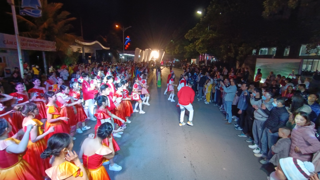 Tại Lễ hội Carnaval mùa Đông Hạ Long 2022, lần đầu tiên 1 sân khấu di động, cùng hệ thống âm thanh, ánh sáng ứng dụng công nghệ 4.0 chuyên nghiệp được sử dụng tạo điểm nhấn, 