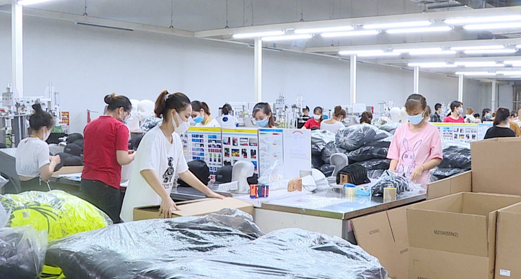 Công nhân Công ty TNHH Dệt may Waitai Hạ Long (KCN Việt Hưng, TP Hạ Long)  hoàn thiện sản phẩm.