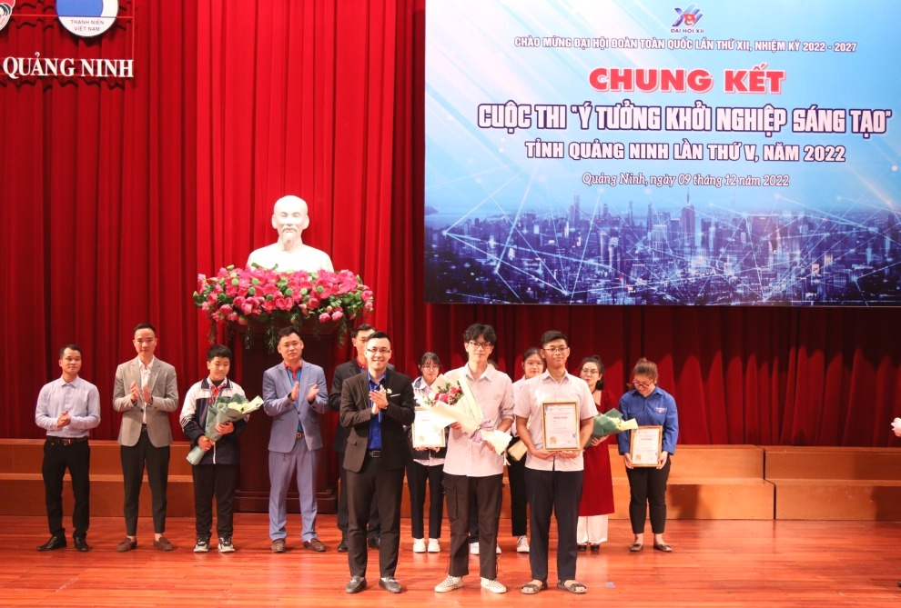 Ban Tổ chức trao giải nhất cho nhóm tác giả Nguyễn Tùng Thông và Hoàng Dương Thái (TX. Quảng Yên) với Dự án  Hạt đu đủ - Khắc tinh của khuẩn E.Coli.