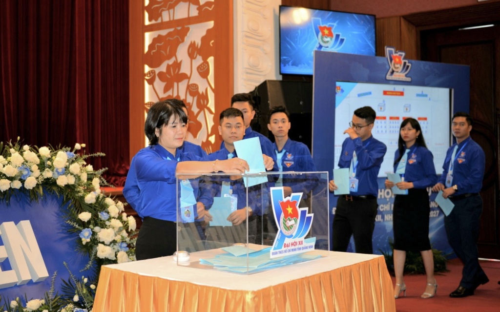 Các đại biểu bỏ phiếu bầu Ban Chấp hành Đoàn TNCS Hồ Chí Minh khóa XII, nhiệm kỳ 2022-2027.