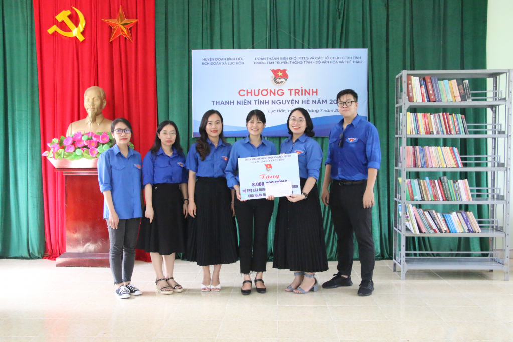 Huyện Đoàn Bình Liêu tiếp nhận kinh phí trao tặng của Đoàn Thanh niên Cơ quan Khối MTTQ và các tổ chức chính trị - xã hội tỉnh để hỗ trợ các hộ dân xây dựng nhà tiêu hợp vệ sinh.