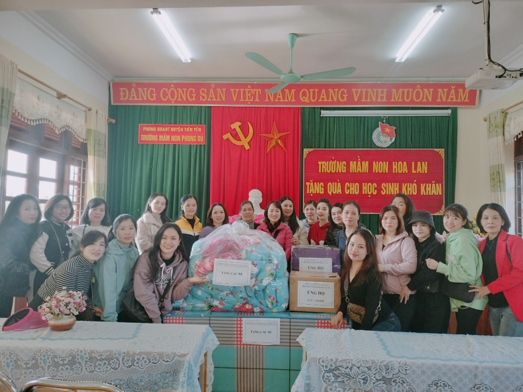 Trường Mầm non Hoa Lan, thành phố Hạ Long và Công ty TMCP Du lịch Quốc tế Hạ Long trao tặng các phần quà cho trường Mầm non Phong Dụ