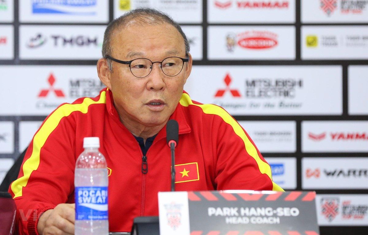 Huấn luyện viên Park Hang-seo tỏ thái độ tự tin trước trận gặp Malaysia trong phòng họp báo. (Ảnh: Hiển Nguyễn/Vietnam+)