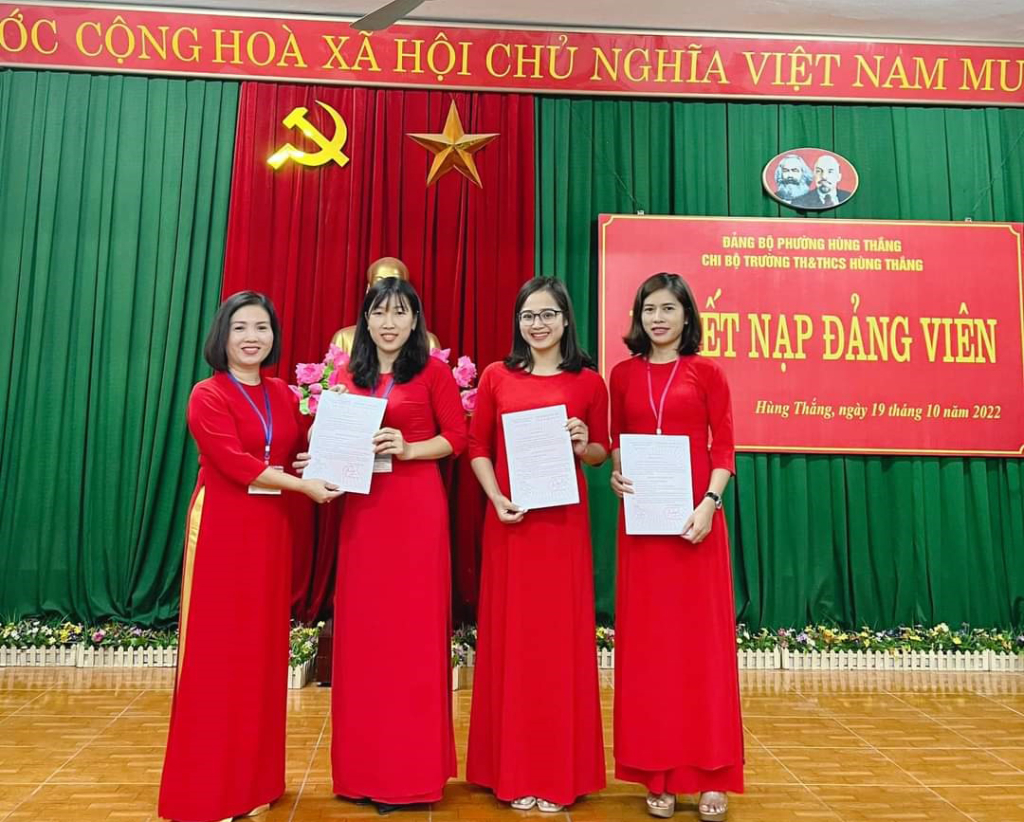 Chi bộ Trường TH&THCS Hùng Thắng (TP Hạ Long) tổ chức kết nạp đảng viên, tháng 10/2022.