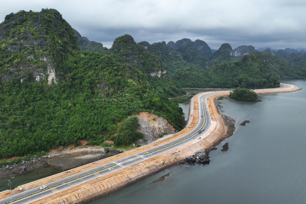 Tuyến đường bao biển Hạ Long - Cẩm Phả đang được đầu tư mở rộng.