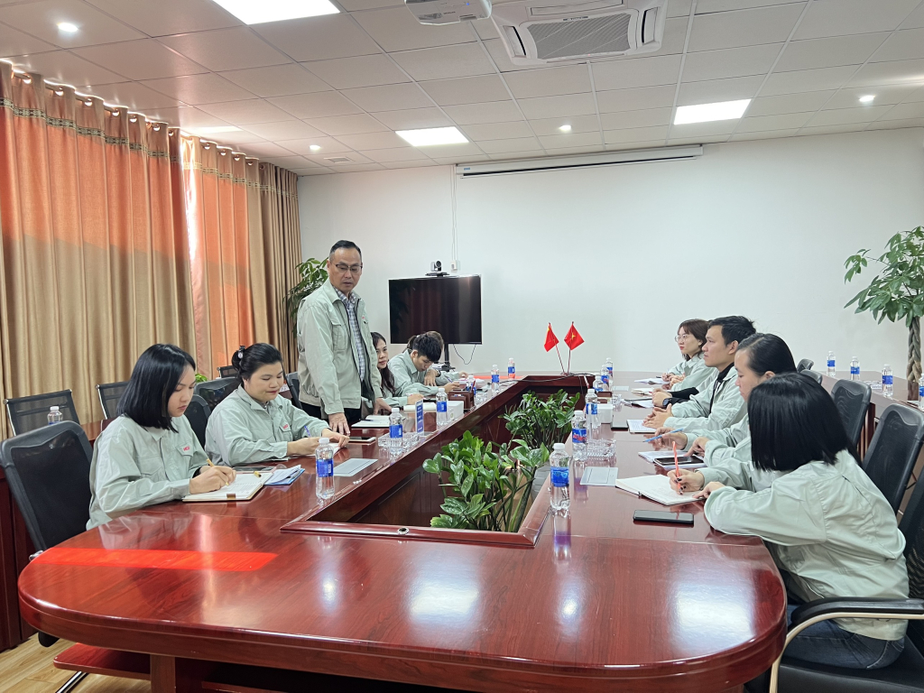 Lãnh đạo Công ty TNHH May mặc Hoa Lợi Đạt Việt Nam (KCN Cảng biển Hà Hà) cùng BCH Công đoàn Công ty bàn bạc kế hoạch chăm lo Tết nguyên đán 2023 cho người lao động.