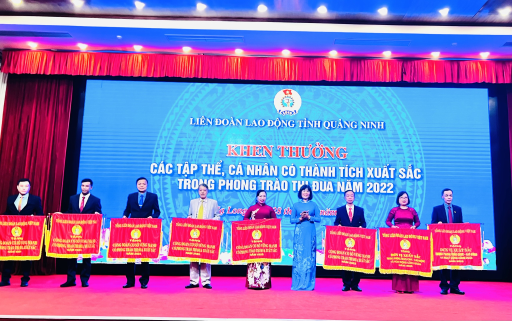 Các tập thể xuất sắc được nhận cờ của Tổng LĐLĐ Việt Nam.