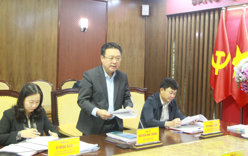 Đồng chí Nguyễn Đức Thành, Ủy viên BTV Tỉnh ủy, Chủ nhiệm Ủy ban Kiểm tra Tỉnh ủy đọc bản kiểm điểm cá nhân tại hội nghị. 