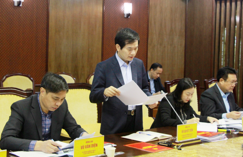 Đồng chí Vũ Quyết Tiến, Ủy viên BTV Tỉnh ủy, Trưởng Ban Tổ chức Tỉnh ủy đọc bản kiểm điểm cá nhân tại hội nghị.