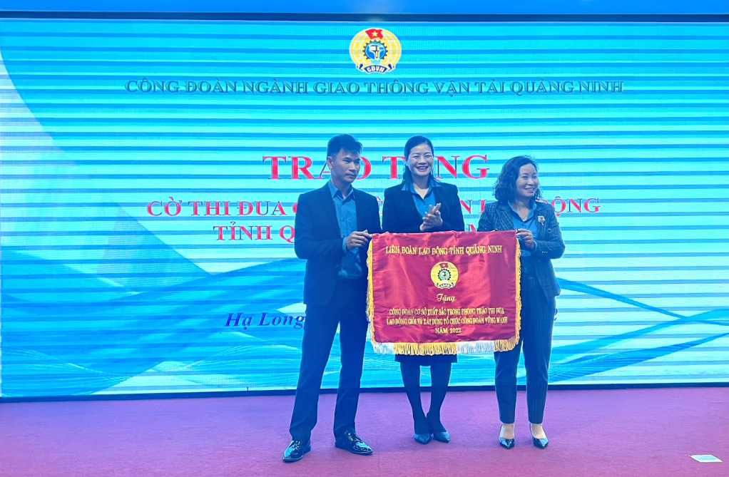 LĐLĐ tỉnh tặng cờ cho Công đoàn Công ty CP vận tải ô tô Quảng Ninh.