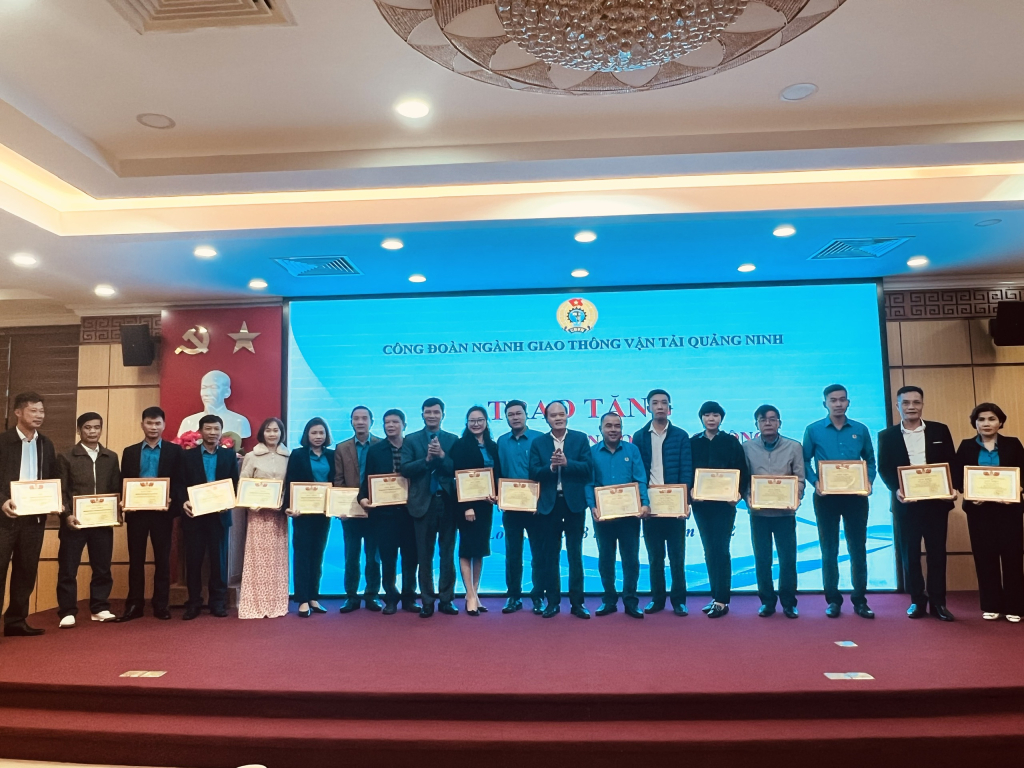 Các tập thể, cá nhân được tặng giấy khen của Công đoàn ngành GTVT Quảng Ninh.