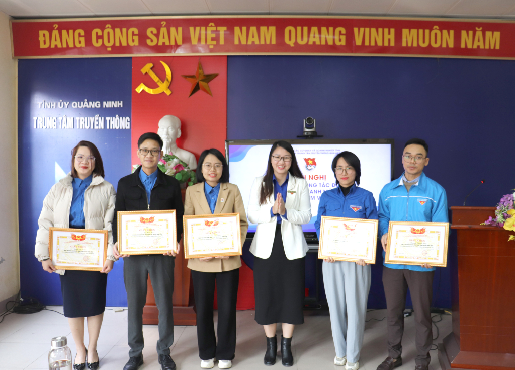 Các đoàn viên nhận giấy khen của Đoàn Khối các cơ quan và doanh nghiệp tỉnh Quảng Ninh về thành tích xuất sắc trong công tác Đoàn và phong trào thanh niên.