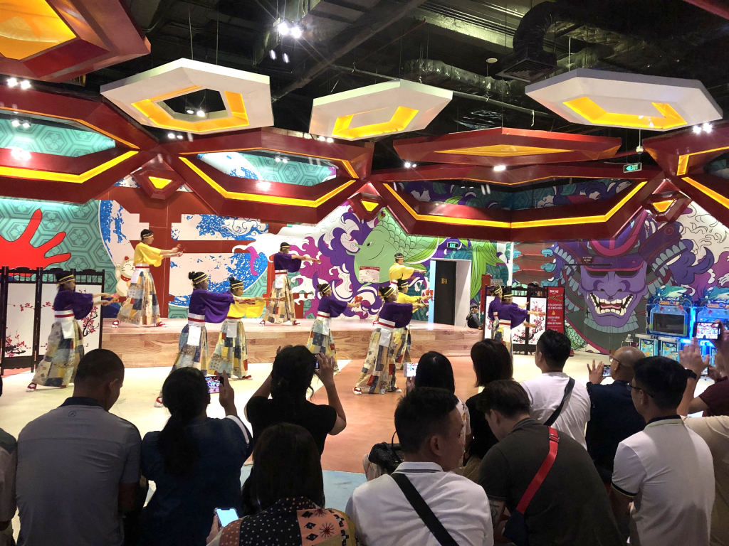 Du khách trải nghiệm không gian văn hóa Nhật Bản tại Tổ hợp vui chơi-giải trí Sunworld. 