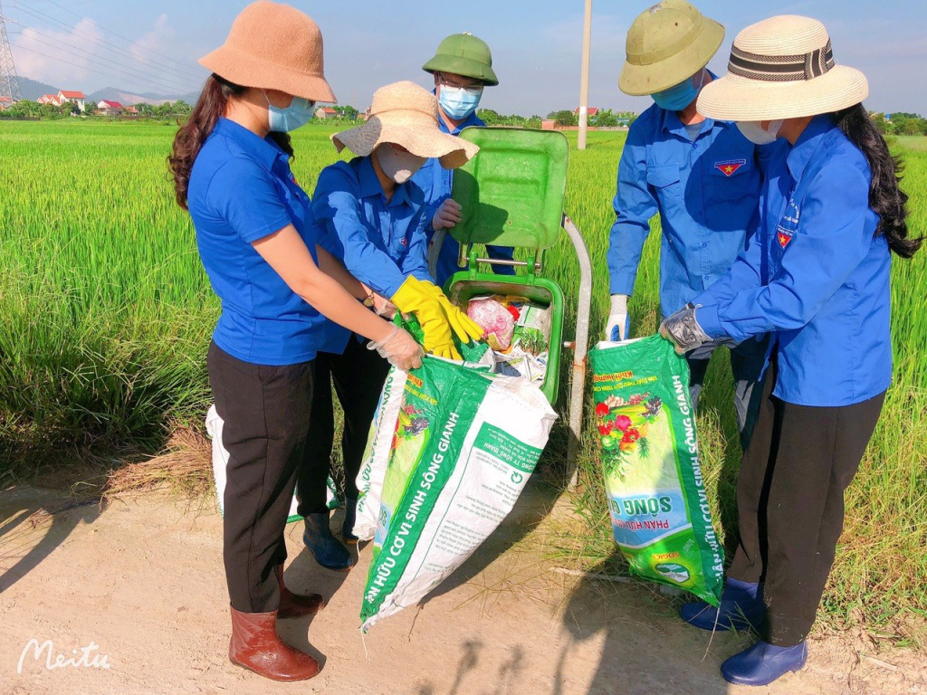 Đoàn Thanh niên Đông Triều thu gom rác thải từ bao bì thuốc bảo vệ thực vật trên đồng ruộng.