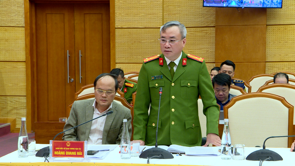 Thượng tá Nguyễn Thuận, Phó giám đốc Công an tỉnh tham luận tại hội nghị.