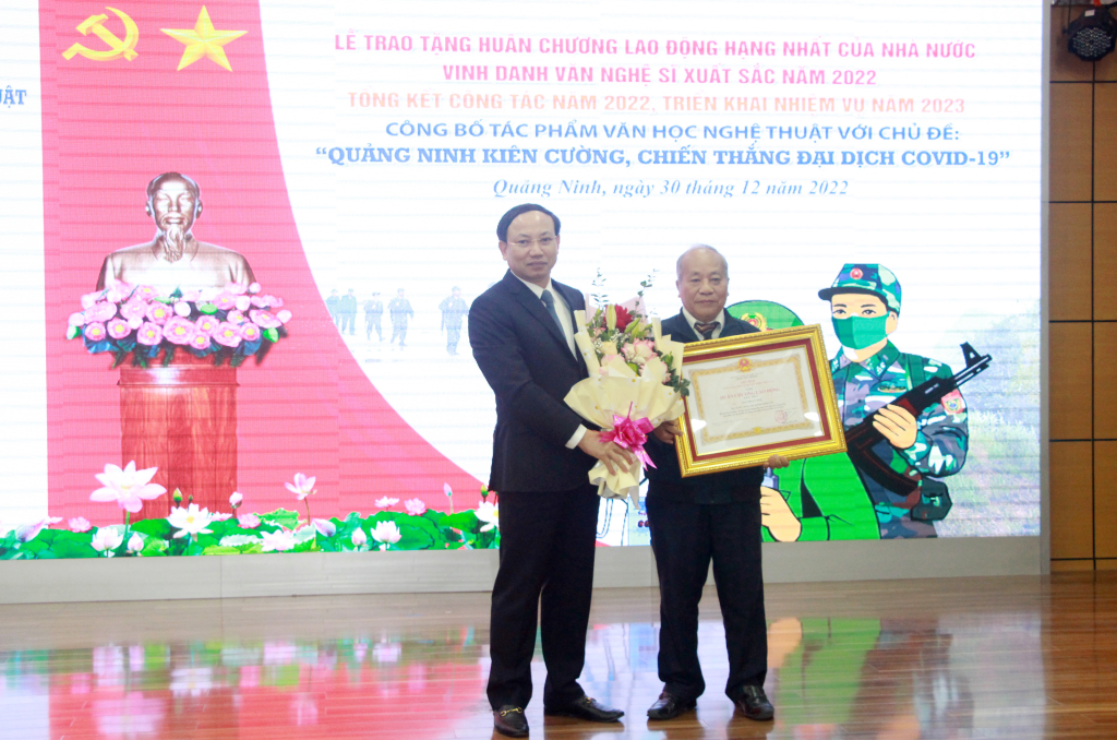 Đồng chí Nguyễn Xuân Ký, Bí thư Tỉnh ủy, Chủ tịch HĐND tỉnh trao Huân chương Lao động hạng Nhất cho 