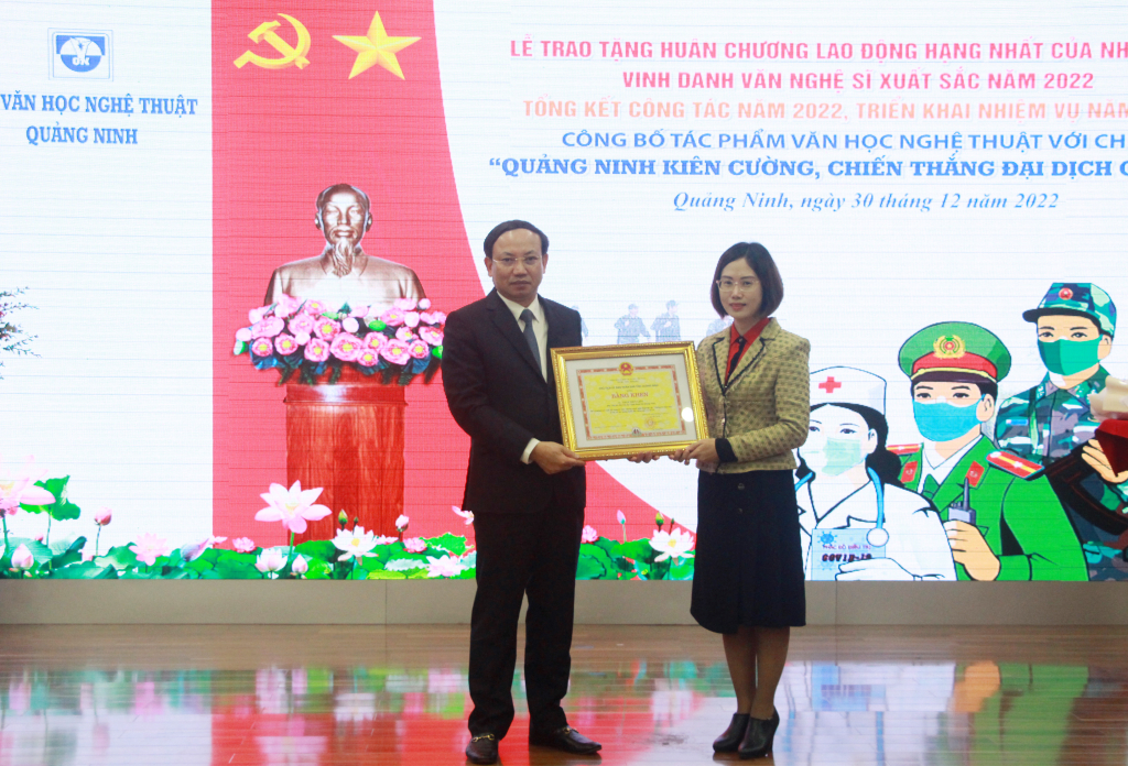 Đồng chí Nguyễn Xuân Ký, Ủy viên Trung ương Đảng, Bí thư Tỉnh ủy, Chủ tịch HĐND tỉnh trao Bằng khen của UBND tỉnh cho Phó Chủ tịch Hội Văn học Nghệ thuật Trần Thùy Liên.