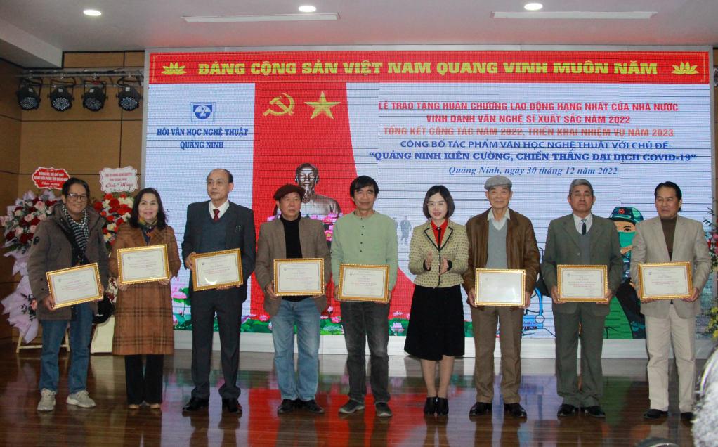 Nhiều tập thể, cá nhân có thành tích xuất sắc trong năm 2022 đã được khen thưởng.