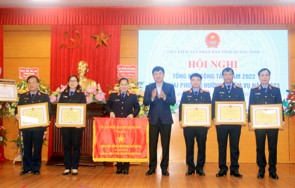 Đồng chí Ngô Hoàng Ngân, Phó Bí thư Thường trực Tỉnh ủy, Trưởng Đoàn ĐBQH tỉnh, trao tặng Cờ, Bằng khen của UBND tỉnh cho các tập thể có thành tích xuất sắc trong công tác năm 2022.