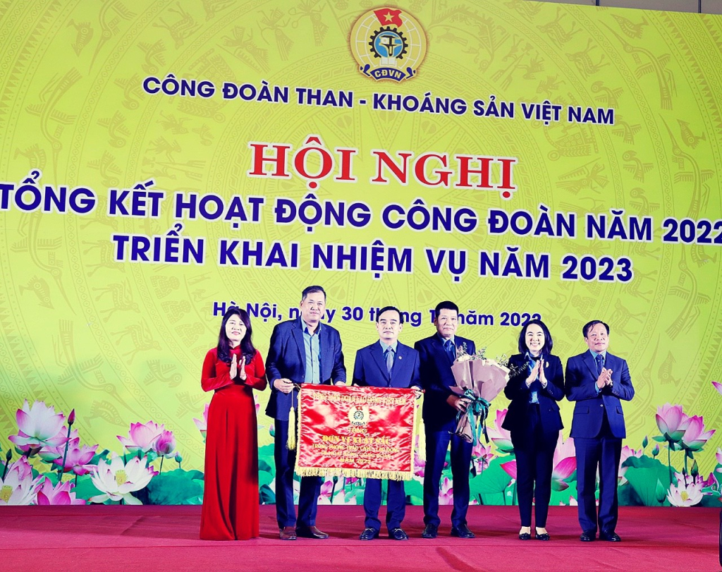 Công đoàn TKV được nhận cờ xuất sắc toàn diện của Tổng LĐLĐ Việt Nam.