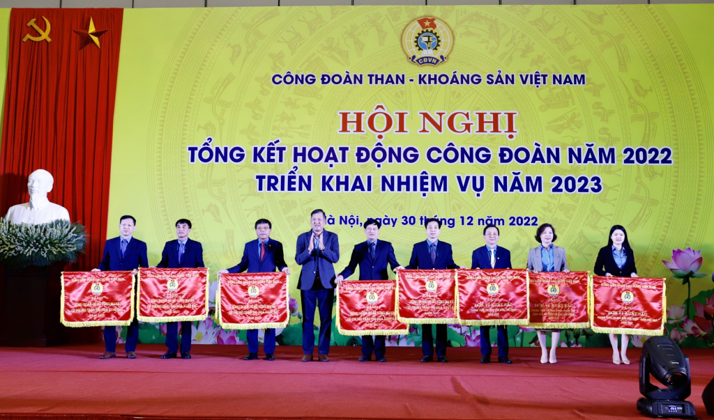 Tổng LĐLĐ Việt Nam tặng cờ các tập thể có thành tích xuất sắc.