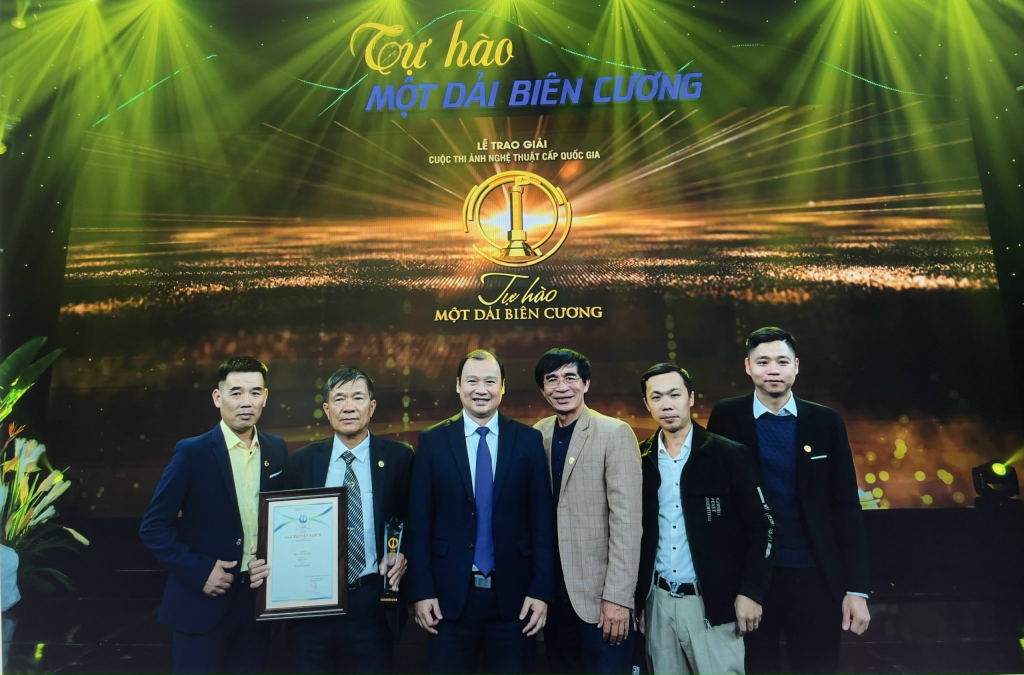 Các tác giả Quảng Ninh chụp ảnh lưu niệm với Ban Tổ chức.