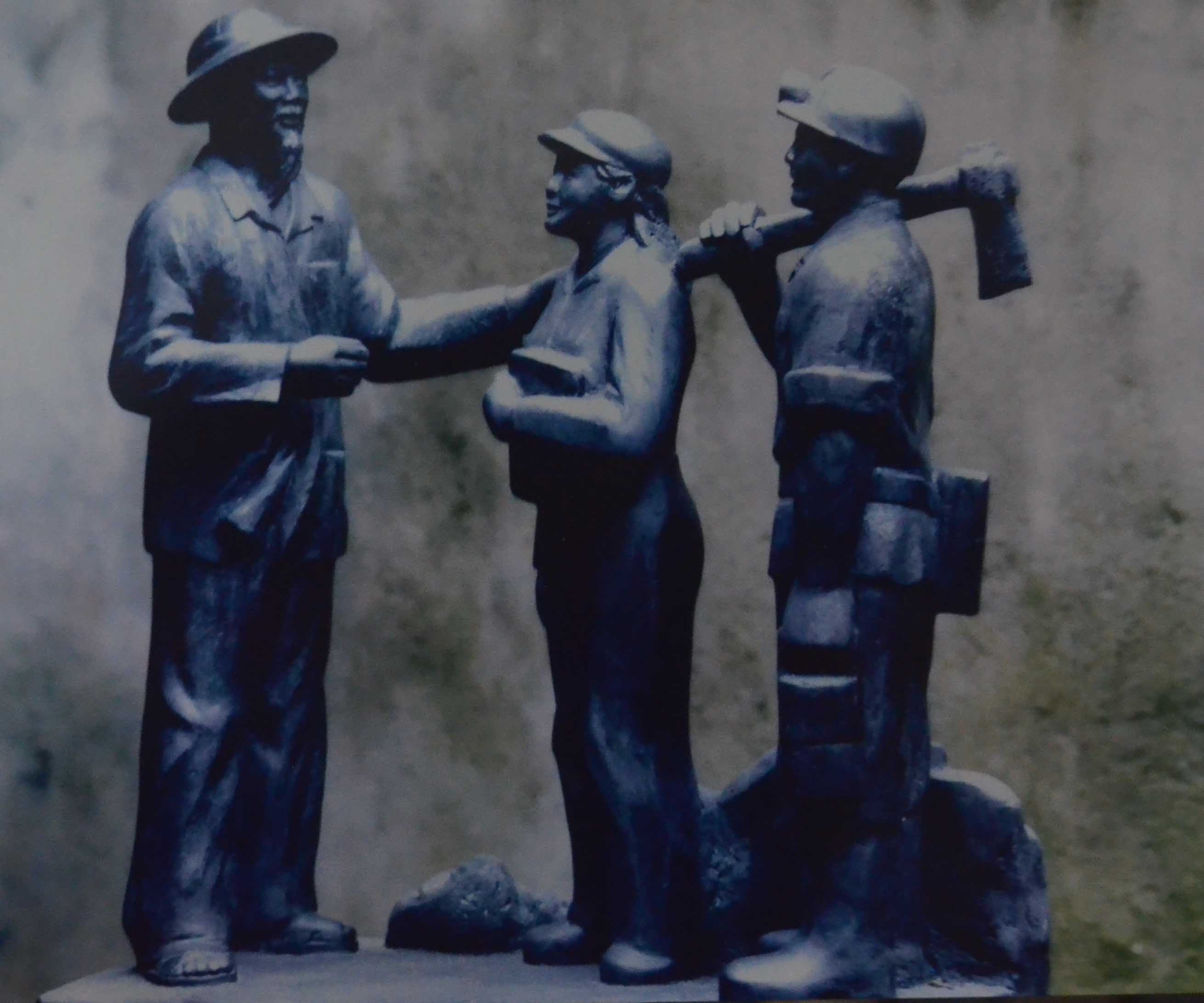 Cụm tượng than đá Bác Hồ và công nhân mỏ của nhà điêu khắc Phạm Duy Thanh.