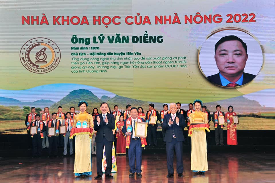 Ông Lý Văn Diểng đón nhận danh hiệu từ Ban Tổ chức.