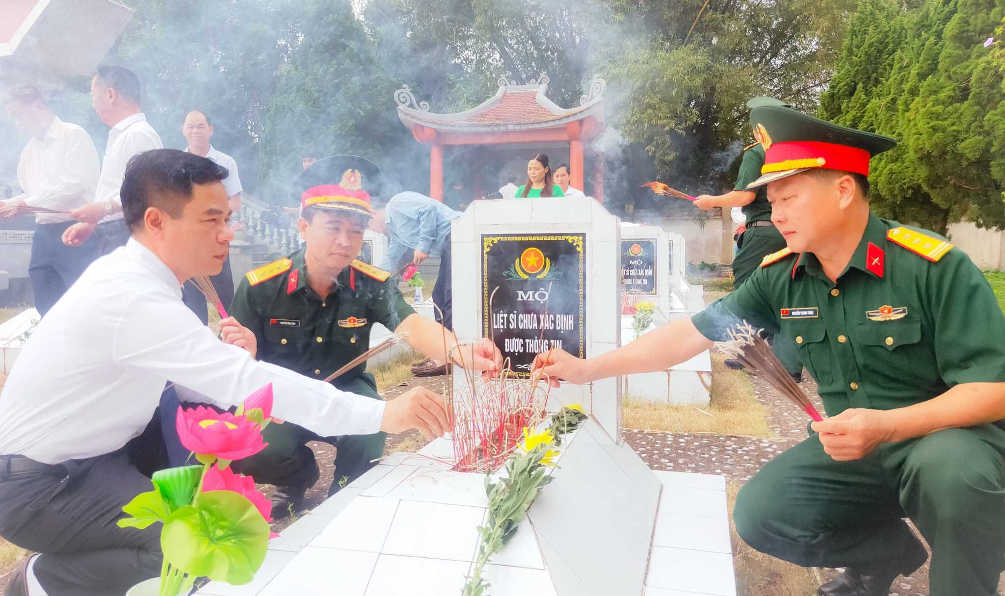 Lãnh đạo huyện và các lực lượng vũ trang trong huyện dâng hương liệt sĩ nhân đợt thi đua cao điểm ‘Uống nước nhớ nguồn, tri ân người có công với cách mạng”. 