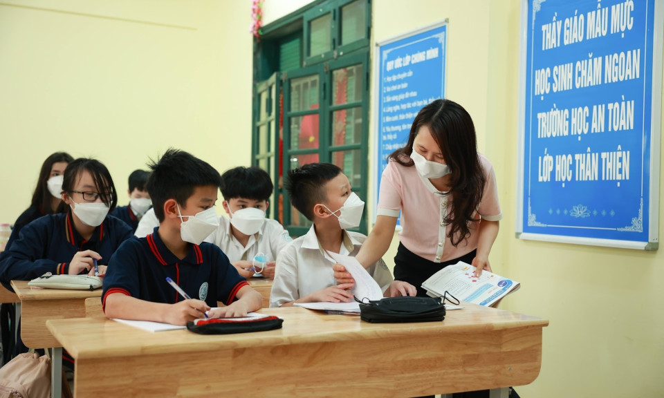 Giáo viên là viên chức khi chuyển trường có được nâng bậc lương?