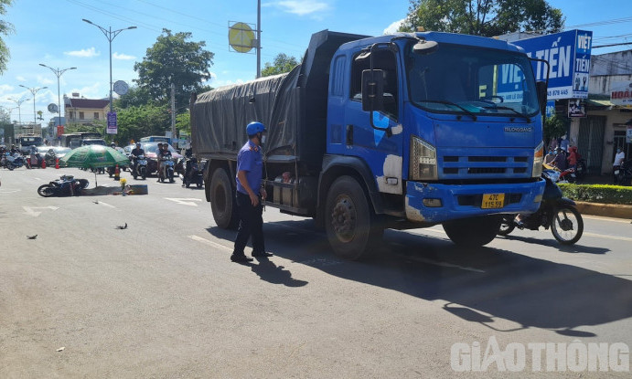 Xe máy va chạm với xe ben khiến nam sinh viên tử vong tại chỗ