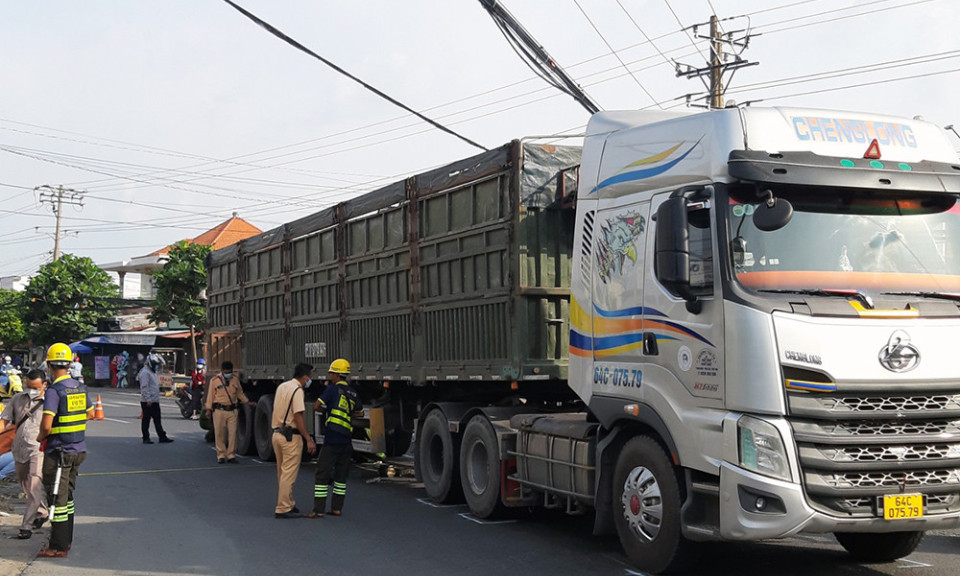 Nam sinh lớp 12 bị cuốn vào gầm xe container, tử vong trên đường đi học