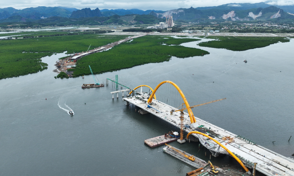 Tăng tốc thi công cầu Cửa Lục 3