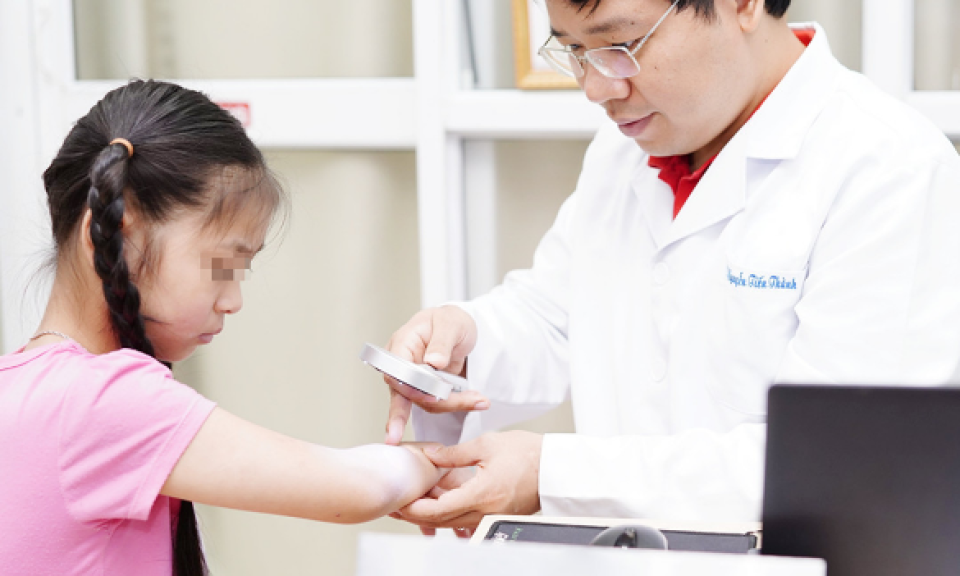 Trời rét, người bị viêm da cơ địa cần chăm sóc thế nào?