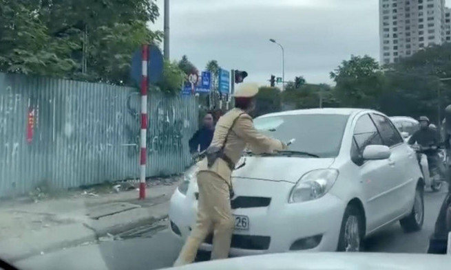Nữ tài xế không chấp hành hiệu lệnh, đẩy CSGT nhiều mét vì muộn giờ làm