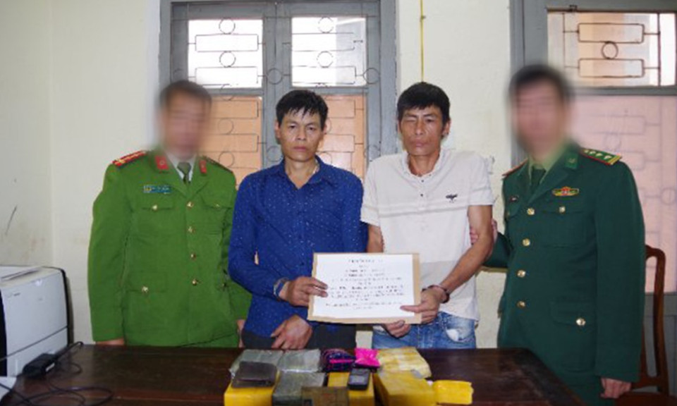 2 anh em ruột vận chuyển 12 bánh heroin và 6.000 viên ma túy tổng hợp