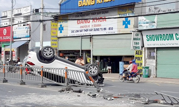 Đâm dải phân cách, ô tô ở TPHCM 'lấm lưng trắng bụng' giữa đường
