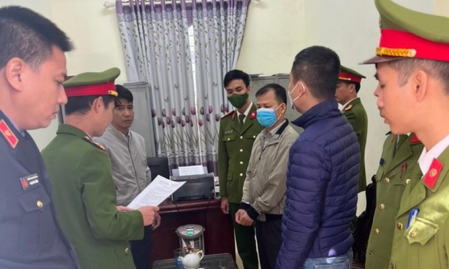 Bắt một giám đốc chi nhánh văn phòng đăng ký đất đai tại Bắc Giang