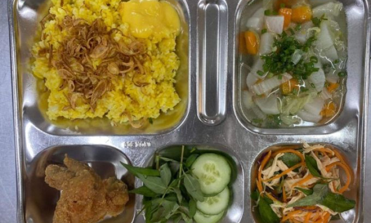 Cánh gà 'chưa nấu chín' gây ngộ độc học sinh Ischool Nha Trang