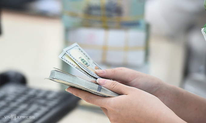Giá USD ngân hàng về dưới 24.000 đồng