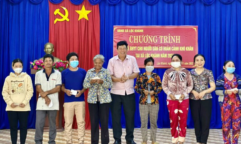 Hơn 45 tỷ đồng mua tặng sổ BHXH, thẻ BHYT cho người có hoàn cảnh khó khăn