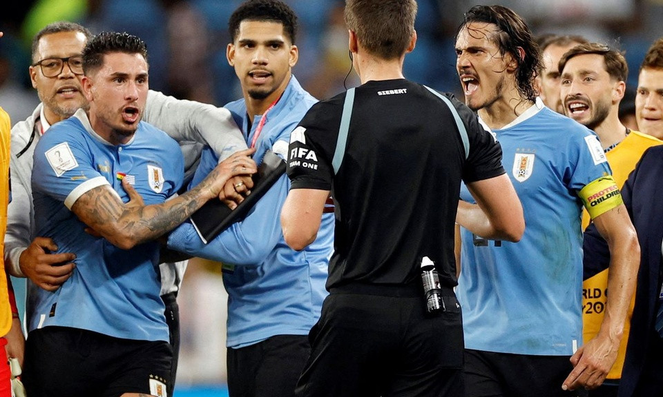 FIFA mở thủ tục kỷ luật với 4 cầu thủ Uruguay