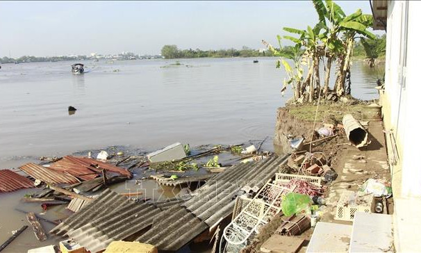 Sạt lở ở Vĩnh Long, 13 căn nhà rơi xuống sông 