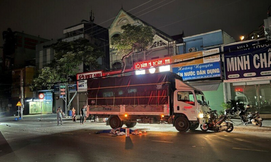 Xe tải lấn làn, tông xe máy khiến 1 người tử vong, 1 trọng thương