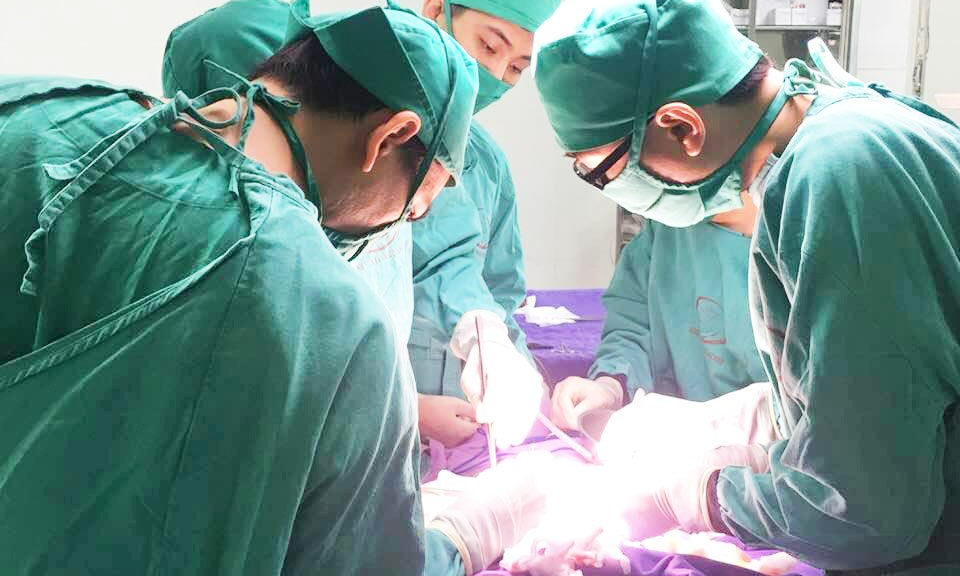 Cứu sống trẻ sơ sinh 1 ngày tuổi bị hoại tử kết bọc ruột toàn bộ ổ bụng